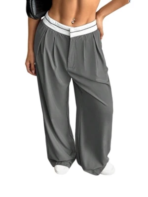 Grå wide byxor från SHEIN, S - Säljer ett par gråa wide byxor från SHEIN i storlek S. Byxorna har hög midja med vit detalj i midjebandet och är tillverkade i ett lätt, syntetiskt material. De har en avslappnad passform och breda ben för en chill och trendig look.