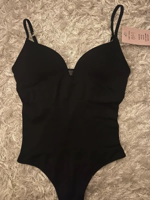 Body från h&m, Xs, svart - Body från h&m😍Supersnygg! Lappar på så den är aldrig använd 🥰🥰