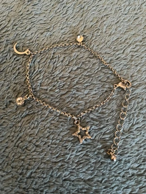 Armband från Ur&Penn - Armband som har olika symboler som stjärna och  måne men även två st samma symboler.