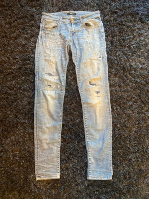Replay jeans - Säljer ett par Replay jeans i ljusblå färg med slitningar passform: Slim fit. Storlek: 27:34 sitter dock lite kortare. Skriv vid frågor 