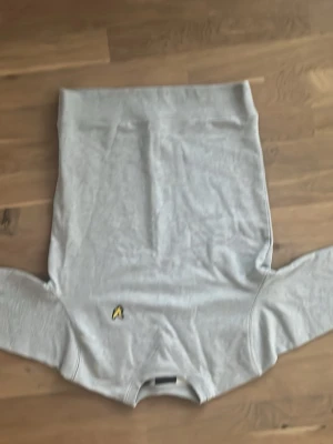 Lyle&Scott hoddie - Säljer en grå Lyle&Scott hoddie. Den är använd ett fåtal gånger men är i ett mycket gott skick. Den är i Storlek XS.