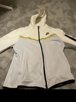 Nike zip up  - Säljer då den inte kommer till användning 💕