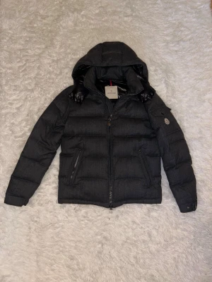 Moncler Montgenevre - Säljer min moncler dunjacka i storlek 1 (S). Jackan är i väldigt bra skick och har använts varsamt. Klassisk och stilren modell i mörkgrå färg. Priset kan diskuteras!