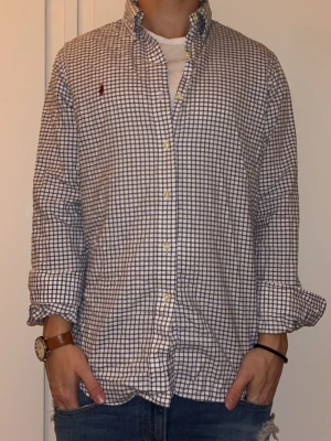 Ralph Lauren Skjorta  - Vi säljer nu denna rutiga Ralph lauren skjortan i toppen skick med fåtal tecken på använding. Storlek: M, men passar uppåt också. Hör av dig vid eventuella frågor👊🏼