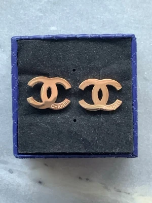 Rostfria örhängen från C.C - Rostfria örhängen från C.C. Sparsamt användning , Pris 230kr. 