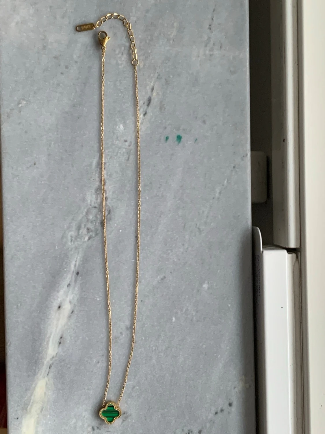 Grönrandig klöverhalsband i guldfärg  - 5