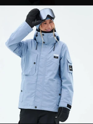 Ljusblå skidjacka från Dope - Säljer denna fina skidjacka från dope som endast är använd två veckor, två vintrar!🫰 skriv för egna bilder, lägg gärna bud