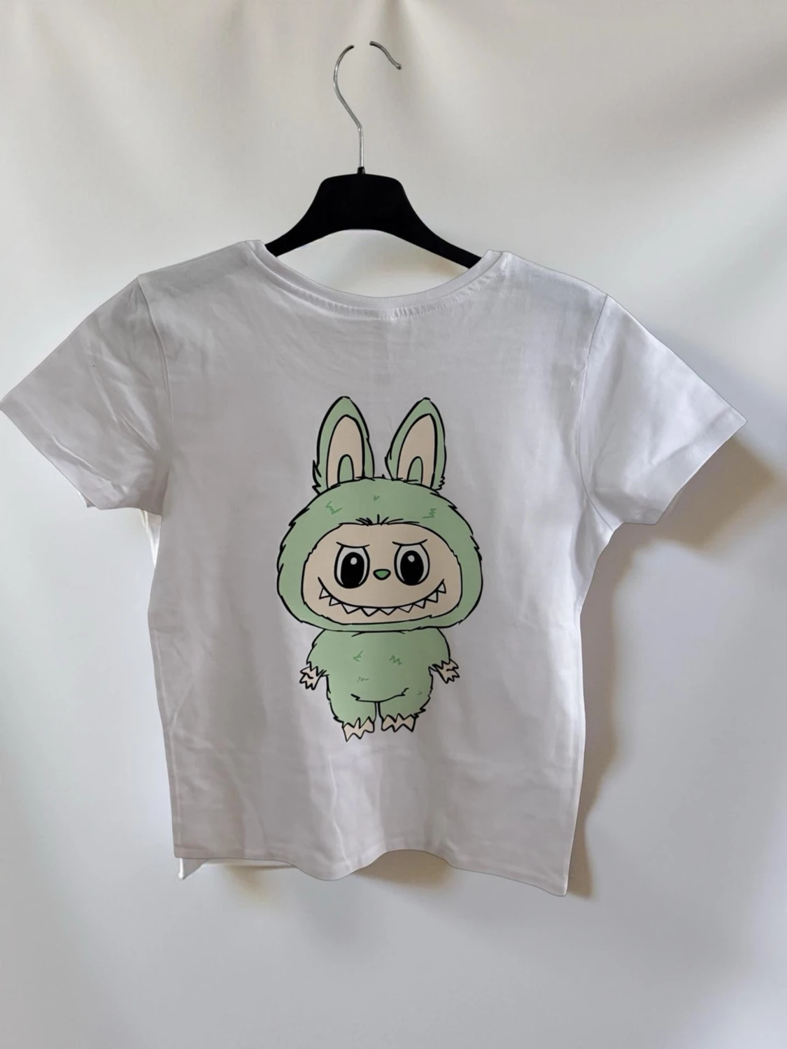 Vit t-shirt med grön tecknad figur - 2