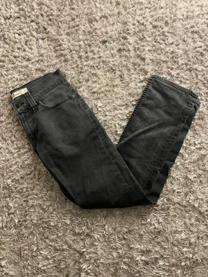 Svarta Levi's 511 Slim jeans - Säljer ett par svarta Levi's 511 Slim jeans med sjutk snygga slitna detaljer. Jeansen har en slim passform och det står 30/32 men skulle snarare säga att dem passar 28/32 då dem är väldigt små i midjan. Hör av dig vid frågor eller prisförslag🫡