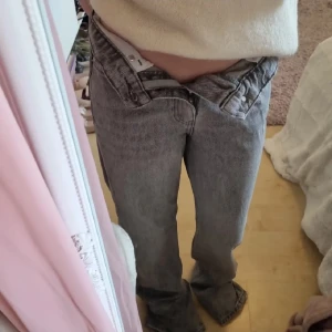 Grå jeans - Snygga grå jeans från Perfect Jeans men köpta inuti Gina Tricot butiken, med raka ben och klassisk femficksdesign. Jeansen har hög midja och är tillverkade i ett mjukt bomullstyg med lite stretch. De är lite knöliga längst nere då dem varit uppvikta de få gånger (eftersom dem var för långa) jag har använt dem, går säkert att stryka bort! Nypris runt 200 kr.