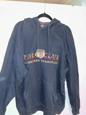 Hoodie Polo Club - Säljer en marinblå hoodie från Polo Club. Det är unisex. Storlek L men liten i storlek så som en S/M. Kommer även sälja tillhörande mjukisbyxor separat.