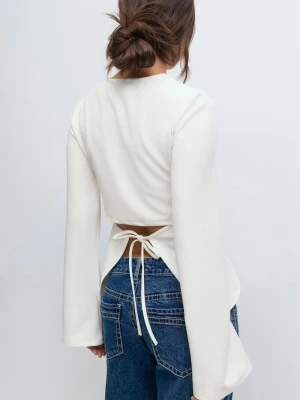 Tie back top ginatricot  - Säljer denna tröja från gina då den aldrig kommit till användning. 💕 I helt nytt skick  