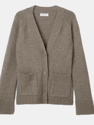 Beige kofta från Wera  - Mysig beige kofta från Wera med v-ringning och stora ribbade muddar. Koftan har två framfickor och stängs med knappar framtill. Perfekt att slänga på sig över en t-shirt eller topp när det är kyligt ute. Nästan aldrig använd, köpt från Wera🤎köptes för 899kr