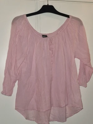 Rosa topp - Rosa tunn luftig topp stl 34 från gina tricot