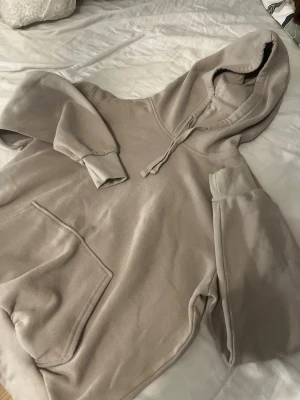 Beige Hoodie  - En beige Hoodie i mycket bra skick, bekväm. 