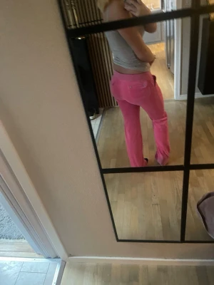 Juicy couture  - Selling a pair of pink Juicy Couture pants made from a soft and comfortable material. Classic Juicy style with an elastic waistband, drawstring, and pockets both in the front and back. Super comfy and flattering – perfect as loungewear but also easy to style for everyday wear.  The pants have been lightly used and are in great condition, with no stains or holes (see photos). The color is a lovely pink that still looks fresh and vibrant.  ✨ Authentic Juicy Couture ✨ Stretchy and comfortable fit