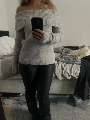 Off shoulder tröja - Stickad off shoulder tröja från Gina tricot Young i storleken 170. Aldrig använd, så helt ny. Har inte heller några defekter. Kontakta gärna mig vid frågor och funderingar ☺️💕
