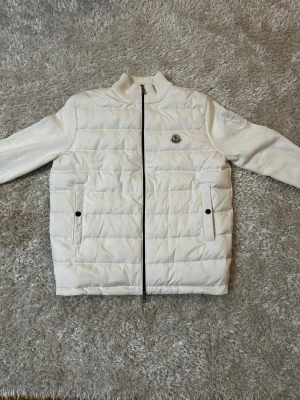Vit cardigan från Moncler - Säljer min moncler cardigan, den är helt oanvänd bara testad. Cardiganen är jättesnygg och har jättebra kvalité. Den i storlek L men passar bäst i storlek M.