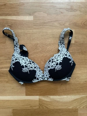 Svart push-up bh - Säljer då den endast kommit till användning en gång, från Intimissmi 