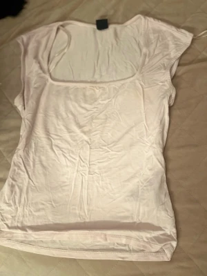 Rosa top armlös Gina tricot  - Säljer en vacker enkel rosa top från ginatricot i storleken L. Perfekt för vardagar och sommaren. Pris går och diskuteras!