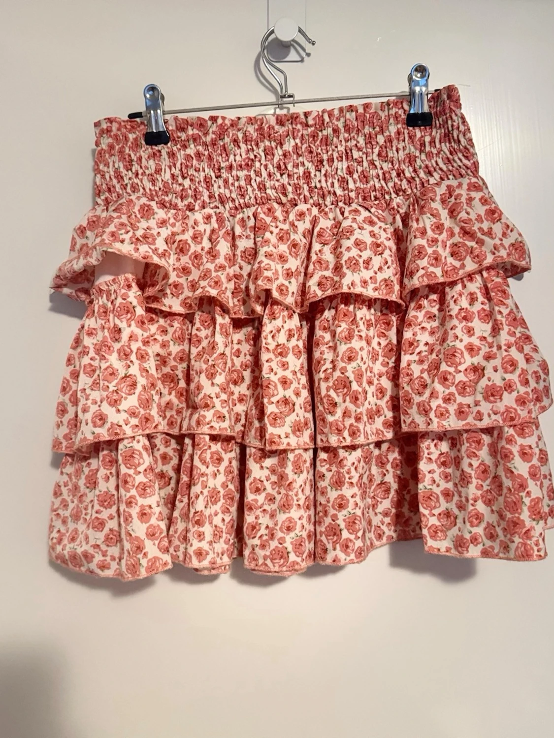 Blommig volangkjol med resårmidja