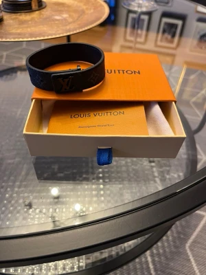 LV Armand  - LV armband, skriv om du är intresserad!