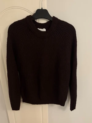 Stickad tröja  - stickad tröja från pull and bear. stl s, lite nopprig men hel och ren