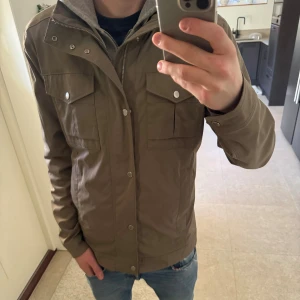 J.Lindeberg Fieldjacket  - Trendig J.Lindeberg Fieldjacket | Perfekt höst jacka | Skick 9/10 inga skador | Storlek | SLUTSÅLD MODELL | Nypris 4000kr | Hör av er för mer information/bilder!  