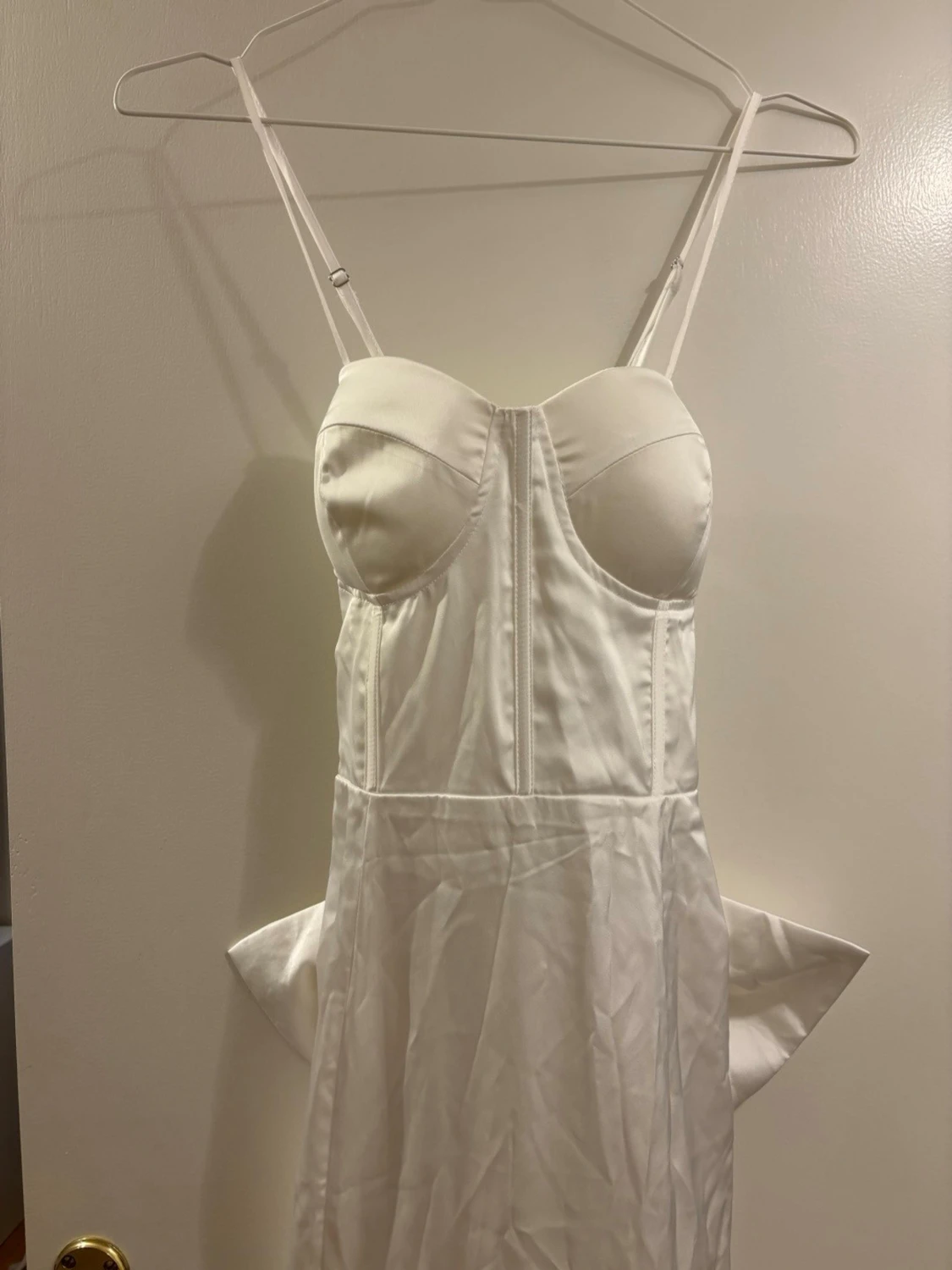 Vit långklänning med rosett från Boohoo - 2