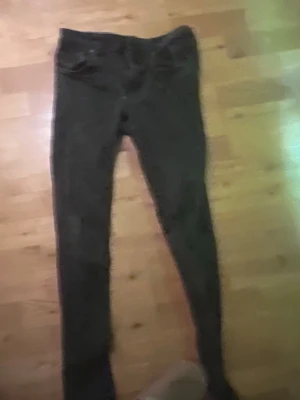 Svarta skinny jeans från Denim by Lindex - Säljer ett par svarta skinny jeans från Denim by Lindex. De har klassisk femficksdesign och är tillverkade i stretchigt jeanstyg för en tight och bekväm passform. Perfekta för dig som gillar en smal siluett och enkel stil.
