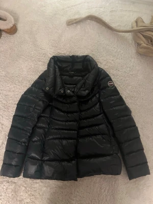 Colmar jacka  - Säljer en jättefin mörkblå/svart colmar jacka med hög krage i storlek 46=S/M beroende på hur man vill att den ska sitta! Skriv vid fler frågor eller bilder💕🤗pris kan diskuteras vid snabb affär!!