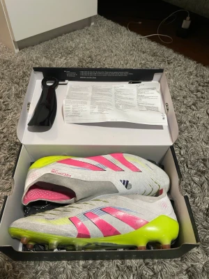 Säljer fotbollsskor, används inte längre  - Adidas predator Elite AG storlek 44 2/3, dessa är i bra skick och har använts max 30 gånger på enbart konstgräs, de har inte någon snörning och passar perfekt till bredare fötter. Kartongen och skohornet tillkommer gratis men vill man ha påsen kostar det 100kr extra. Kan mötas upp i Uppsala eller upphämtning ungefär när som helst. Kan diskutera pris men inte lägre än 400 då dessa kostar runt 2500 nya! 
