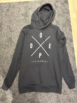 DOPE SNOW hoodie  - Svart hoodie från dope snow. Typ aldrig använd så den är i väldigt bra skick.