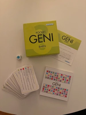 Sällskapsspel - Ett frågespel som kan vara roligt och lärorikt för både barn och vuxna. På bild 3 och 4 finns exempel på frågor och svar som spelet består av. Spelet är komplett med alla frågekorten (det ända som saknas är den svarta geni-tärningen, men den påverkar ej spelets gång). 