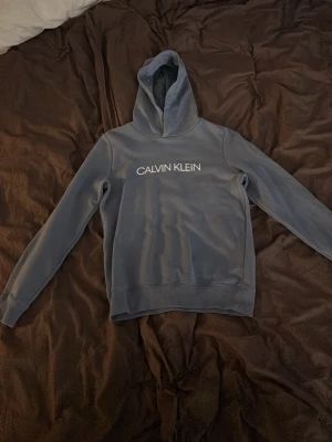 Calvin Klein hoodie  - En hoodie i färgen asphalt grey från Calvin Klein, aldrig använd. 