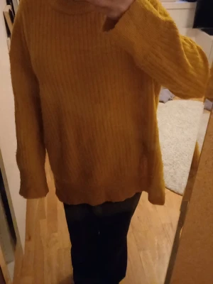 Gul/orange  stickad tröja från H&M - Mysig gul stickad tröja från H&M i storlek XS  men skulle säga att den är S. Tröjan har en ribbad struktur, rund halsringning och långa ärmar. Perfekt för lager-på-lager och passar till både jeans och kjol. Pris kan diskuteras vid snabba köp❣️