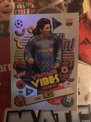 Vintage vibes legend Messi topps match attax fotbollskort  - Fotbollskort från topps match attax, vintage vibes legend Lionel Messi, Barcelona, mycket bra skick, silvrig bakgrund nästan lite färg glittrande i ljus. Perfekt för dig som själv samlar fotbollskort eller gillar fotboll, eller som present till nån du känner som gör det. Pris kan diskuteras 