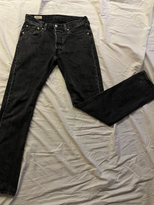 Levi's 501 premium svarta jeans - Säljer ett par klassiska svarta Levi's 501 jeans premium i storlek W29 L32! De har användts endast några gånger! Köp två par jeans och få rabatt!