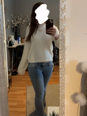 Vit stickad tröja  - Vit mjuk fluffig stickad tröja. Helt ny pgd av att den aldrig kom till användning. 