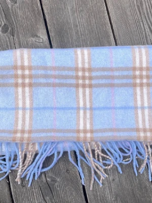 Burberry halsduk - Tvärfet Burberry’s halsduk i en jävligt unik och fet ljusblå färg, den är i mycket fint skick förutom ett litet antal smådefekter som syns på bilderna men detta är inget man lägger märke till alls i verkligheten. Halsduken är väldigt mjuk och mysig, skriv vid frågor och den är givetvis äkta