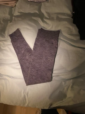 L vegrå leggings från Ronhill - Säljer ett par snygga vegrå leggings från Ronhill i storlek M. De är tillverkade i wellig stretchig polyesterblandning med locool meshdetaljer och bred copmfy midja sopass att de sitter på plats under träning. Inga sömmar mer än på innerlår. Sitter mer som xs eller s.