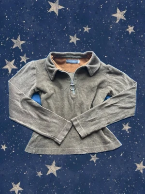 Kakhi fleece polotopp från Pierre Weidou - Snygg kakhi polotopp från Pierre Weidouq i mjuk fleece med halv dragkedja med ringdetalj, Långärmad och med krage.