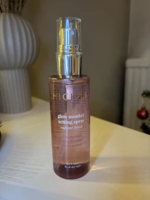 Glow Monkey Setting Spray - Glow Monkey Setting Spray från Hickap ger en strålande finish och håller sminket på plats hela dagen. Endast använd 3 spray.