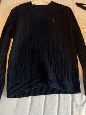 Ralphlauren  - En snygg marinblå stickad tröja från polo Ralphlauren 
