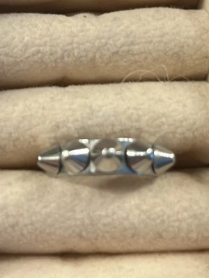 Edblad ring med nitar - Cool ring i silverfärgad metall med nitar runt hela bandet. Pris kan diskuteras 