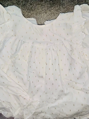 Blus från Gina Young - En fin blus från Gina tricot Young i storlek 146/152. Vit med guldiga detaljer. 
