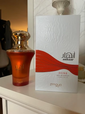 Zimaya Anhaar Dune EdP 100ml - Anhaar Dune från Zimaya är en eau de parfum på 100 ml, tillverkad i Förenade Arabemiraten. Innehåller bl.a. alkohol, aqua, alpha-isomethyl ionone, benzyl alcohol, citral, citronellol, geraniol, hydroxycitronellal, limonene och linalool. Snygg flaska och modern design. Testad en gång!