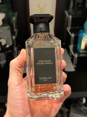Guerlain Spiritueuse Double Vanille samples/parfymprover - Säljer samples av denna grymma doft i storlekarna 2/3/5/10/30ml. Priserna är storleksordnade och följande: 99kr/139kr/219kr/399kr/1120kr/ Frakt kan lösas privat för en billigare peng:)