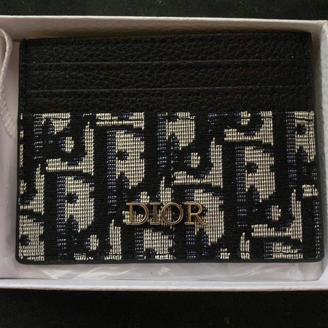 Svartvit plånbok med logga