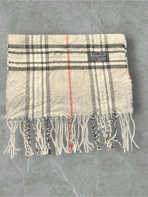 Burberry scarf/halsduk  - Säljer en fet burbery scarf i färgen grå,skick:8/10, Pris:349, självklart äkta, vid frågor eller funderingar är de bara och höra av sig ‼️